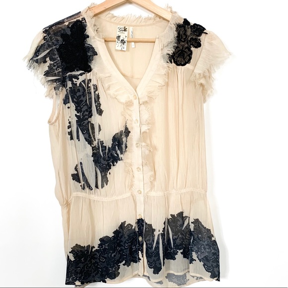 Guess Tops - 🍉Guess | beige top with black lace in XL